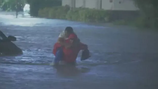 Imagem ilustrativa da notícia Vídeo: repórter resgata enfermeira presa em enchente nos EUA