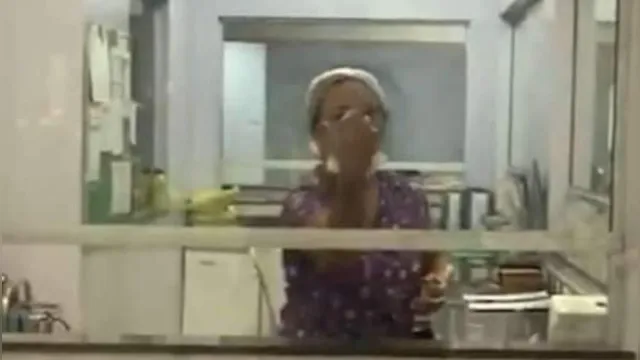 Imagem ilustrativa da notícia Vídeo: mulher recebe gesto obsceno ao pedir ajuda em UPA
