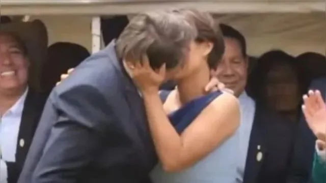 Imagem ilustrativa da notícia Beijo de Michelle e Bolsonaro vira piada nas redes sociais