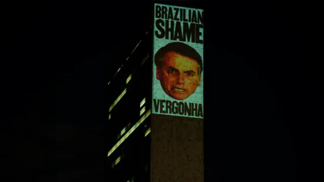 Imagem ilustrativa da notícia Projeção em N.Y chama Bolsonaro de 'vergonha brasileira'