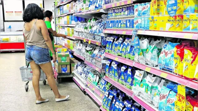 Imagem ilustrativa da notícia Preço do litro do leite cai após oito meses em altas