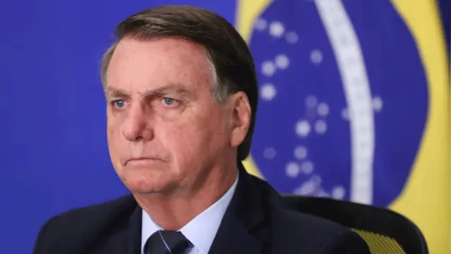 Imagem ilustrativa da notícia Bolsonaro acorda, chega ao Planalto e mantém silêncio 