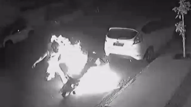 Imagem ilustrativa da notícia Vídeo: moto explode e entregador consegue sair ileso