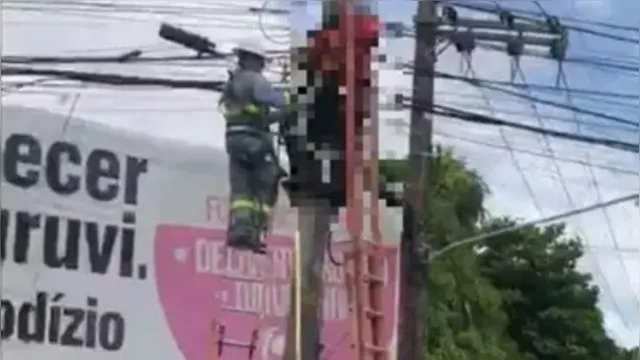Imagem ilustrativa da notícia Homem leva descarga elétrica ao realizar serviço em poste