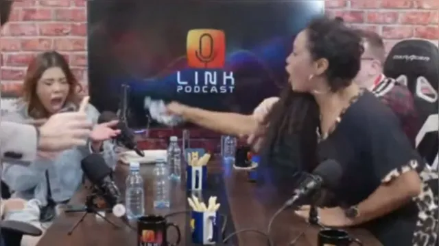 Imagem ilustrativa da notícia Rosiane joga água em Ingrid Ohara durante entrevista