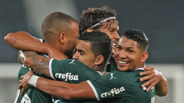 Imagem ilustrativa da notícia Com um a menos, Palmeiras vence Botafogo e segue imparável