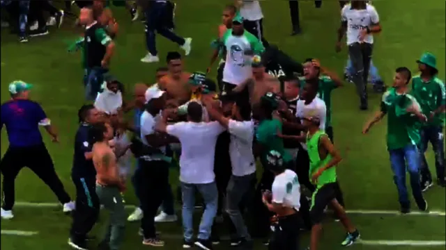 Imagem ilustrativa da notícia Torcida invade campo na Colômbia e agride técnico e atletas