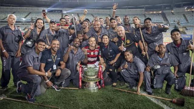 Imagem ilustrativa da notícia Flamengo: Diego comemora título com funcionários do Maracanã