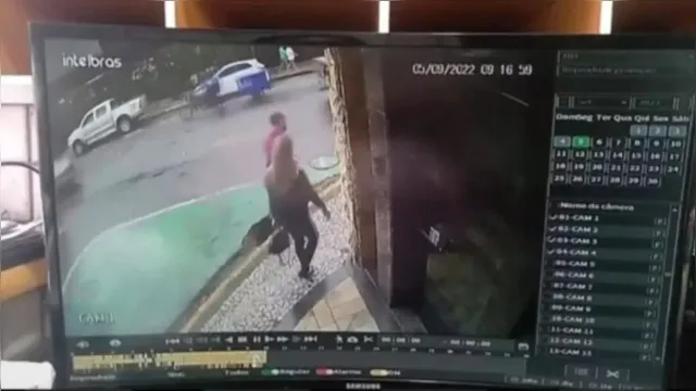 Imagem ilustrativa da notícia Vídeo: buraco "engole" homem em calçada no Recife