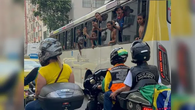 Imagem ilustrativa da notícia Passageiros de ônibus vaiam motociata de
Bolsonaro no Rio