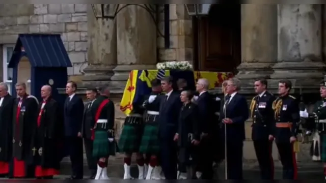 Imagem ilustrativa da notícia Veja ao vivo: cortejo da rainha Elizabeth chega ao palácio