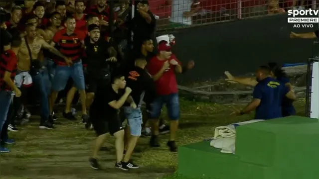 Imagem ilustrativa da notícia Vídeos: Após gol do Vasco, torcida do Sport invade campo