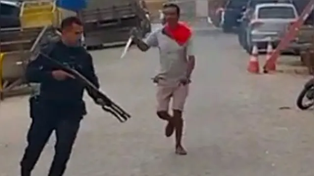 Imagem ilustrativa da notícia Vídeo: vendedor atira coco para render homem armado com faca