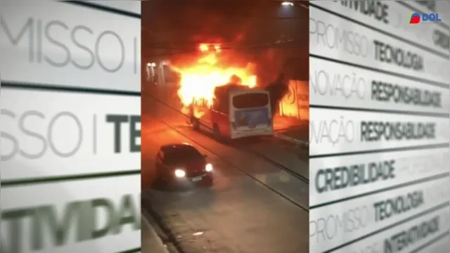 Imagem ilustrativa da notícia Vídeo: ônibus é consumido pelas chamas em Ananindeua