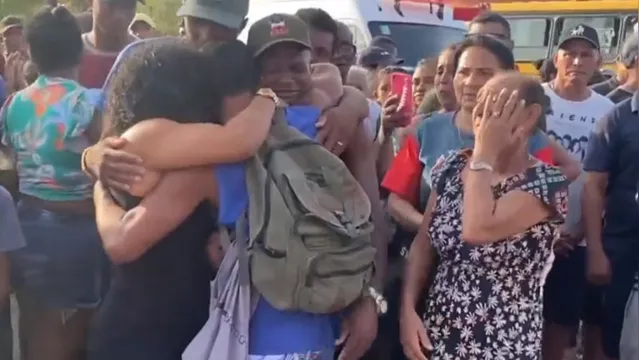 Imagem ilustrativa da notícia Vídeo: emoção toma conta de cidade com a chegada de corpos
