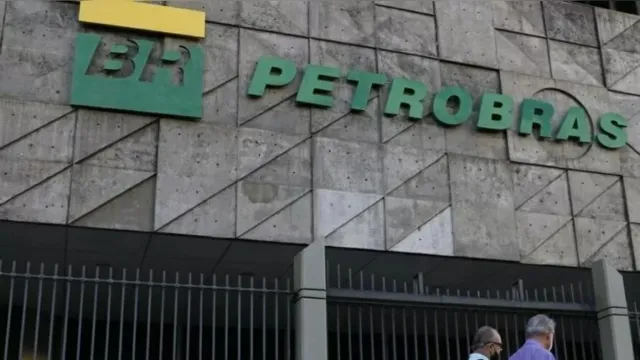 Imagem ilustrativa da notícia Petrobras pode dar bilhões a acionistas e gera protestos