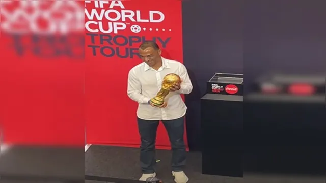 Imagem ilustrativa da notícia Vídeo: Maracanã recebe taça da Copa a um mês do Mundial