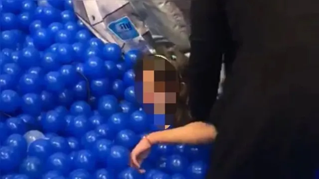 Imagem ilustrativa da notícia Criança fica presa pelos cabelos em brinquedo de shopping