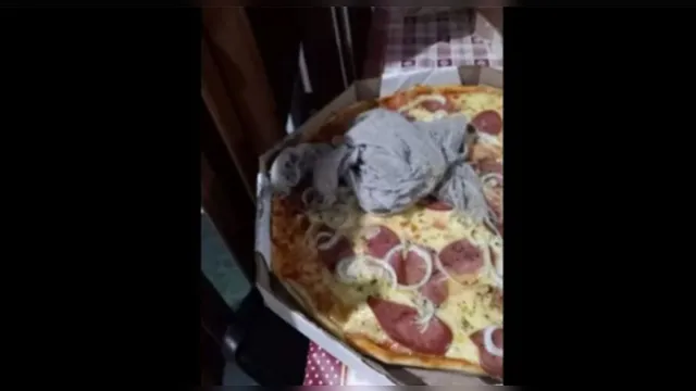 Imagem ilustrativa da notícia Cliente recebe pizza com pano de chão dentro da embalagem