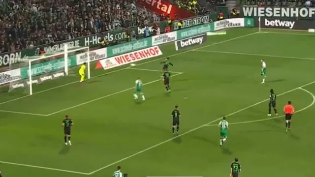 Imagem ilustrativa da notícia Vídeo: Zagueiro faz gol contra bizarro no Campeonato Alemão