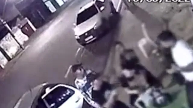 Imagem ilustrativa da notícia Vídeo: clientes de carro de lanche são assaltadas em Belém