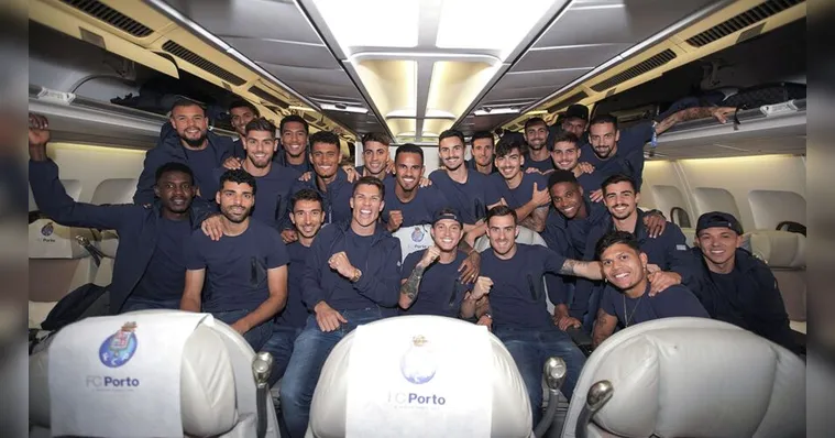 Imagem ilustrativa da notícia Vídeo: Jogadores comemoram classificação em local inusitado