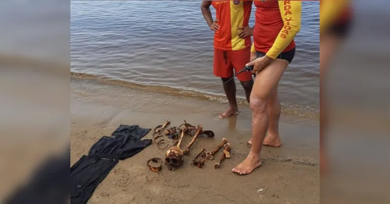 Imagem ilustrativa da notícia Banhistas encontram esqueleto humano em praia de Manaus