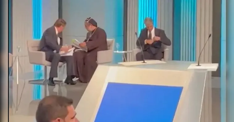 Imagem ilustrativa da notícia Bolsonaro e Padre Kelmon combinam estratégia no debate