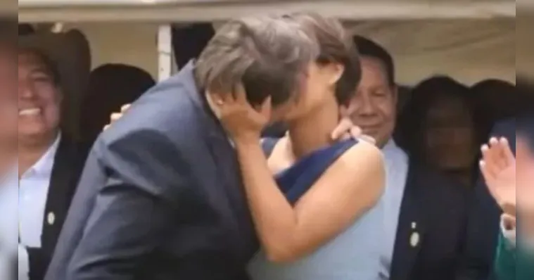 Imagem ilustrativa da notícia Beijo de Michelle e Bolsonaro vira piada nas redes sociais