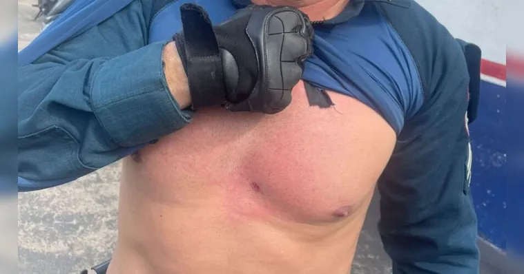 Imagem ilustrativa da notícia Vídeo: cabo Pardal leva tiro no peito e é salvo pelo colete