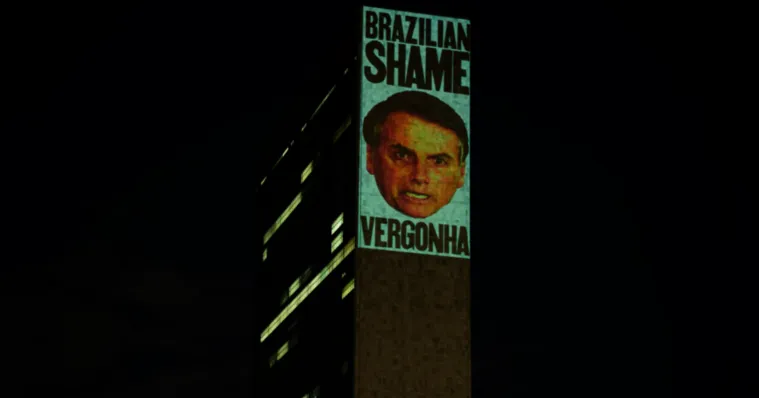 Imagem ilustrativa da notícia Projeção em N.Y chama Bolsonaro de 'vergonha brasileira'