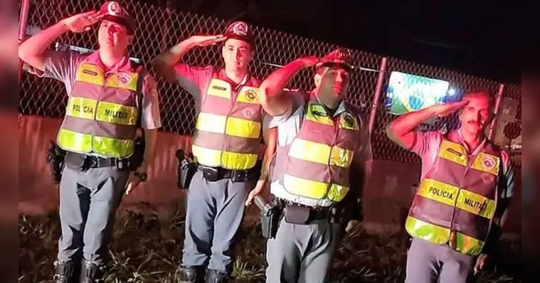 Imagem ilustrativa da notícia Vídeo: PMs prestam continência a golpistas em São Paulo
