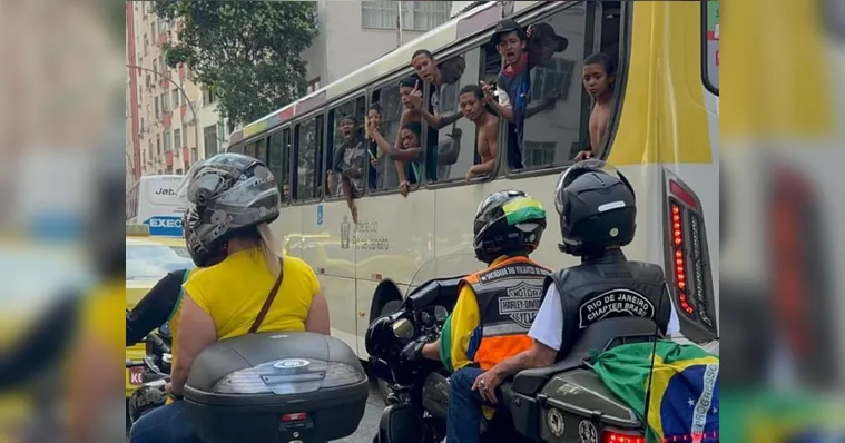 Imagem ilustrativa da notícia Passageiros de ônibus vaiam motociata de
Bolsonaro no Rio