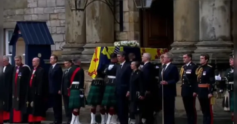 Imagem ilustrativa da notícia Veja ao vivo: cortejo da rainha Elizabeth chega ao palácio