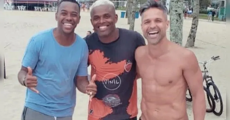 Imagem ilustrativa da notícia De folga, Diego joga futevôlei com Robinho e é criticado