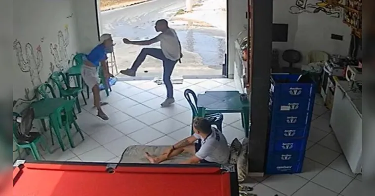 Imagem ilustrativa da notícia Vídeo: candidato bolsonarista armado agride adolescente 