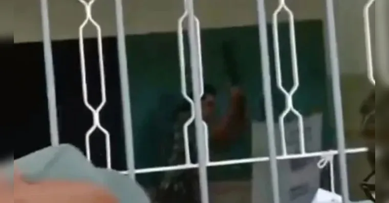 Imagem ilustrativa da notícia Vídeo: homem é preso por quebrar urna eletrônica a pauladas
