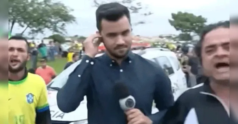 Imagem ilustrativa da notícia Vídeo: repórter da Record leva soco e chute de bolsonaristas 