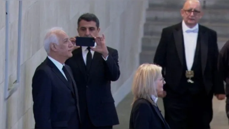 Imagem ilustrativa da notícia Presidente da Armênia tira foto ao lado do caixão da rainha
