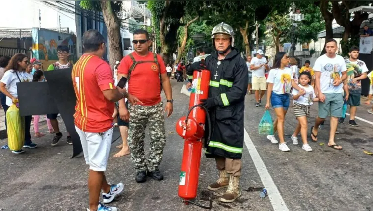 Imagem ilustrativa da notícia Bombeiro carrega cruz feita de extintores no Círio de Nazaré