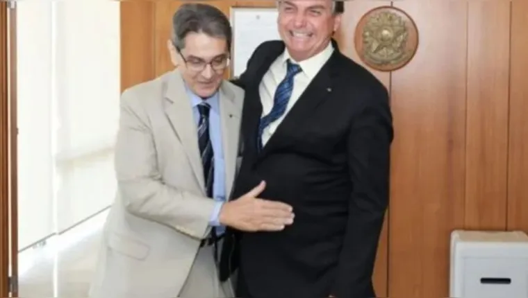 Imagem ilustrativa da notícia Bolsonaro mente e nega ter fotos com Roberto Jefferson