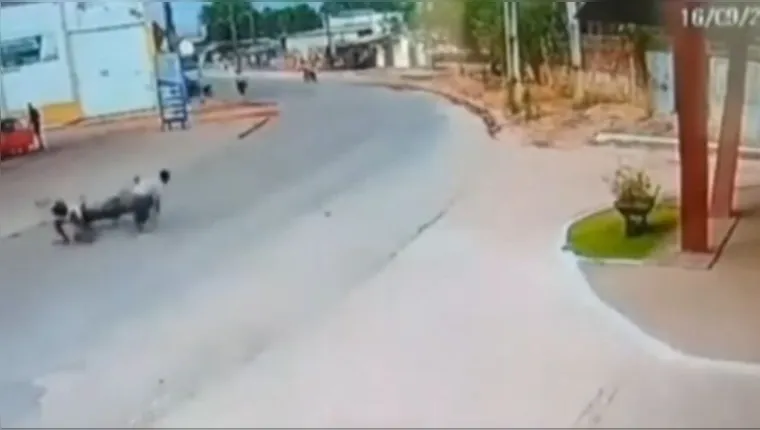 Imagem ilustrativa da notícia Vídeo:
homem atropela assaltantes que roubaram celular