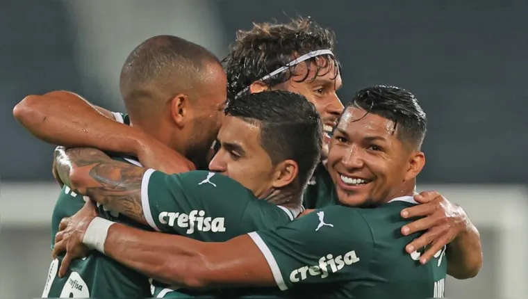 Imagem ilustrativa da notícia Com um a menos, Palmeiras vence Botafogo e segue imparável