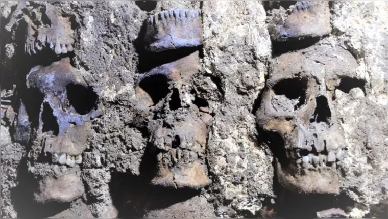 Imagem ilustrativa da notícia Arqueólogos acham torre feita com crânios humanos no México