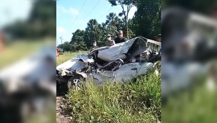 Imagem ilustrativa da notícia Vídeo: motorista morre após colisão entre ônibus e carro