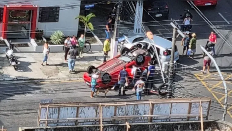 Imagem ilustrativa da notícia Vídeo: carros colidem em São Brás e um deles capota