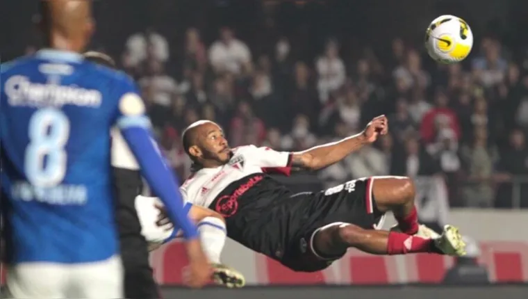 Imagem ilustrativa da notícia Patrick faz golaço e São Paulo goleia antes de final da Sula