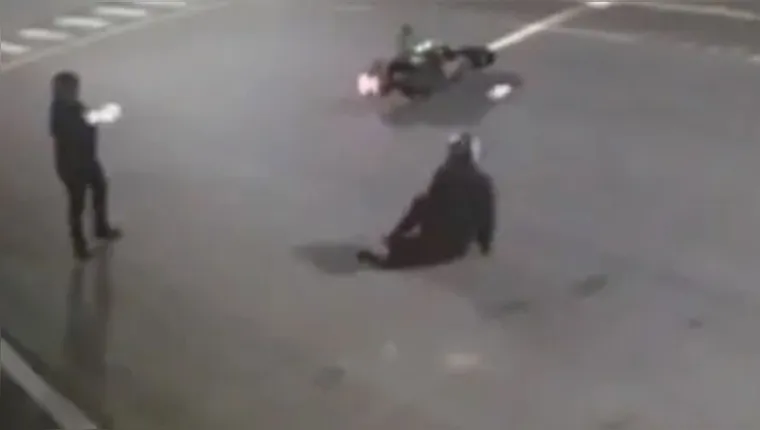 Imagem ilustrativa da notícia Vídeo: vítima toma arma e atira contra ladrão em assalto
