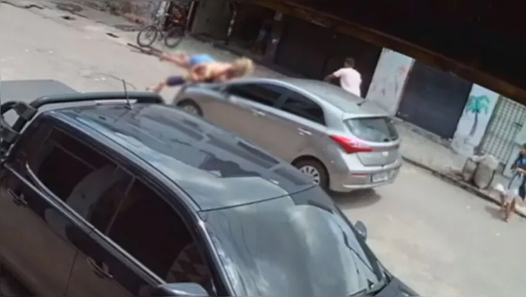 Imagem ilustrativa da notícia Vídeo: Mãe e filho são arremessados ao serem atropelados