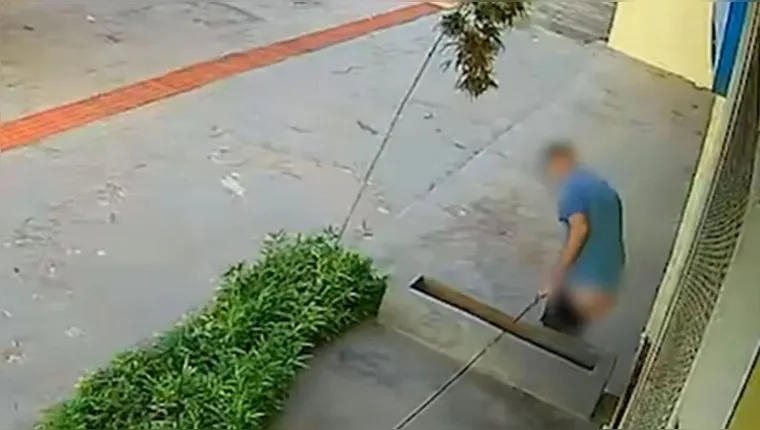 Imagem ilustrativa da notícia Vídeo: idoso é flagrado defecando várias vezes em lojas